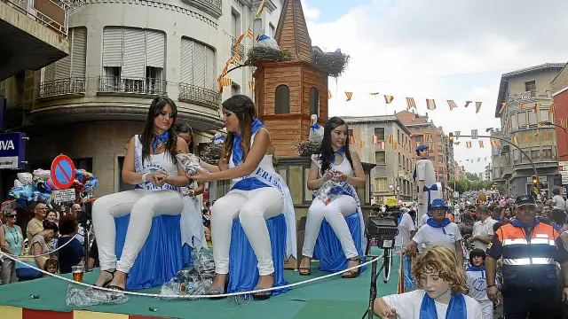 Las carroza de las reinas de fiestas desfiló por las calles de la capital del Somontano.