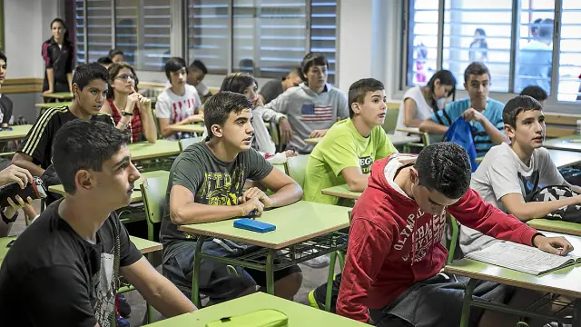 Alumnos del IESde La Azucarera, ayer, minutos antes de empezar uno de los exámenes.