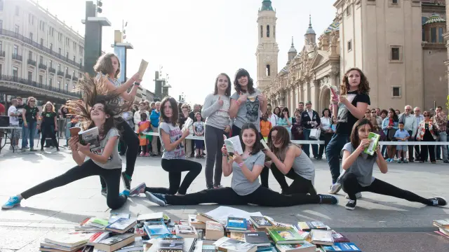 Actividad de 'Bookcrossing' organizada por el Tranvía y las casas de juventud