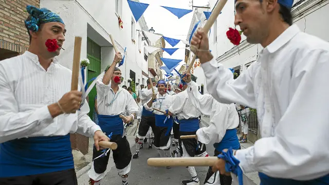 Los danzantes y las calles se conjuntaron de blanco, azul y el toque rojo de los claveles.