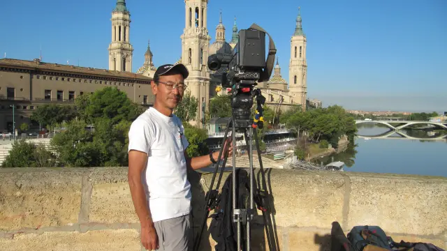 Masashi Wada, periodista japonés grabando siluros en Zaragoza