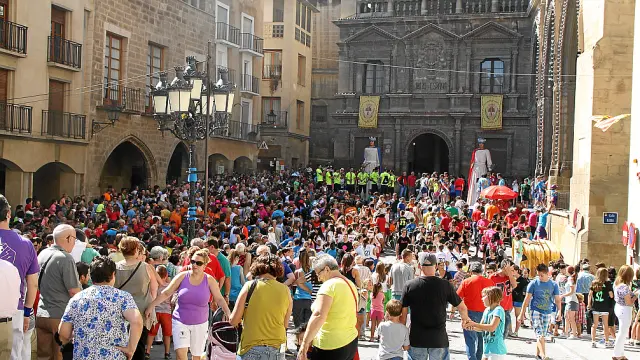 La plaza de España de Alcañiz quedó abarrotada de peñistas y vecinos.