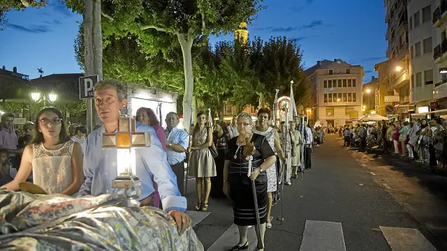 Los vecinos marcharon en procesión por el casco histórico bajo la luz de 200 farolillos.