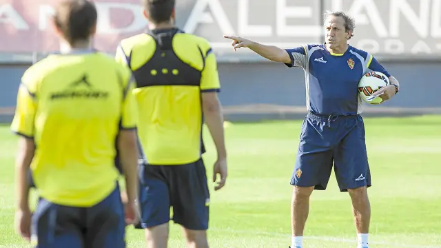 Víctor Muñoz señala una posición durante el entrenamiento.