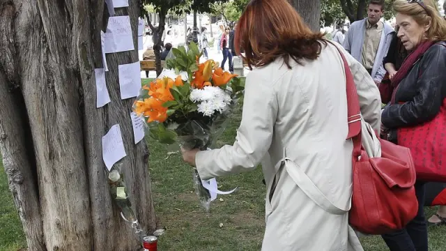 Una mujer deja un ramo de flores en el lugar de un suicidio, en Grecia