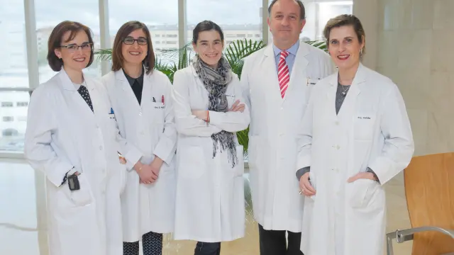 El equipo que lidera la investigación, de izda. a dcha.: Ascensión López, Susana Inoges, Marta Alonso, Luis Sierrasesumaga y Ana Patiño.