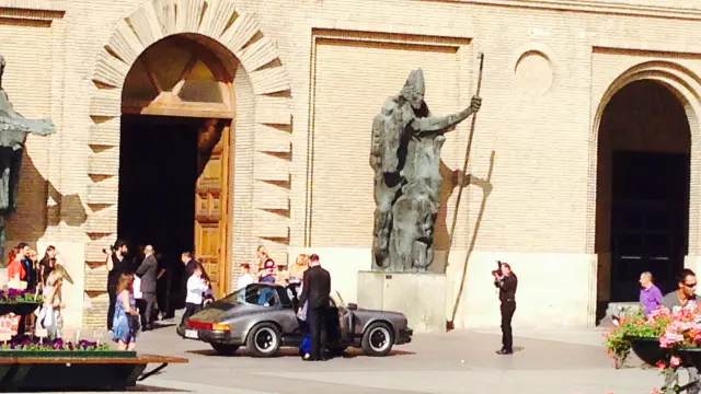 Un Porsche Carrera aparcó en la puerta del Consistorio.