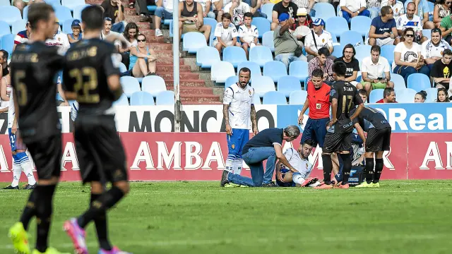 Momento en el que Rico, en el minuto 19 del partido ante el Sabadell, cae lesionado y se ve obligado a abandonar el campo.