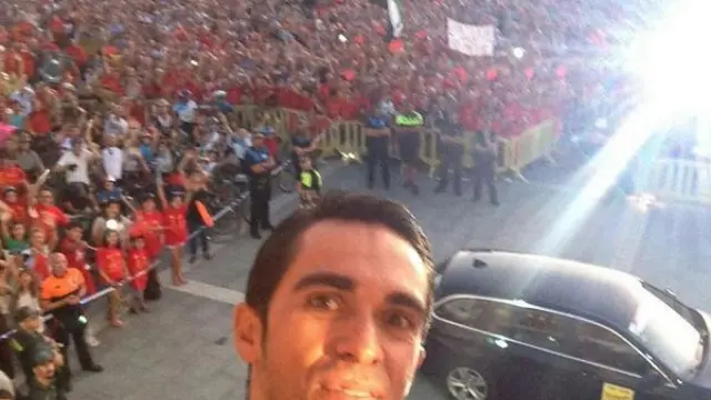 Alberto Contador se hace una autofoto con 2.000 pinteños
