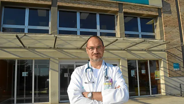 El pediatra Mariano Plana se trasladó desde el Hospital Arnau de Vilanova de Lérida al de Barbastro hace unos meses. Asegura que los recortes en la sanidad catalana le han animado a regresar a trabajar a su tierra natal, Aragón.