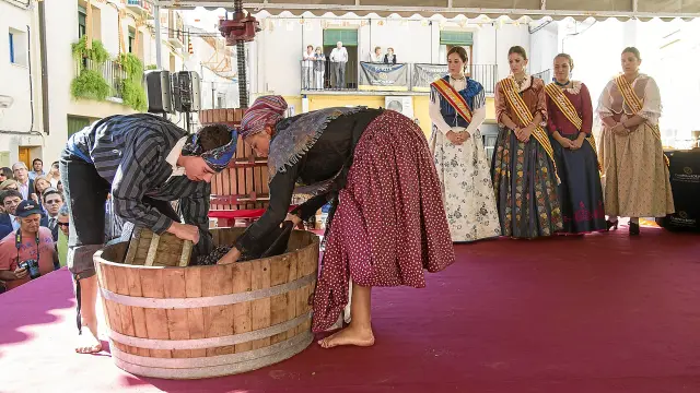 Alba y David Pardo se preparan para el pisado de las uvas en compañía de la reina de la vendimia y las reinas de las fiestas.