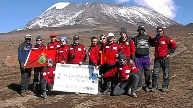 La cordada Feaps Aragón-Aspanias, en la falda del Kilimanjaro en 2004.