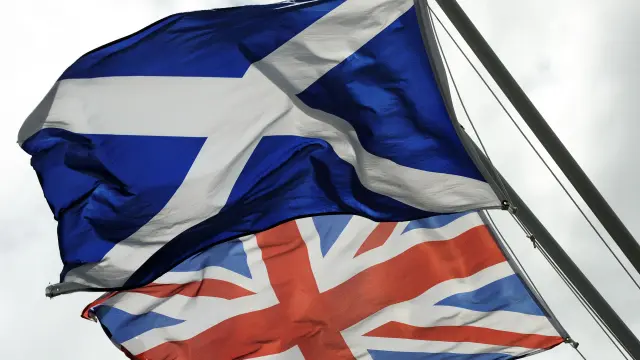 Banderas de Escocia y Reino Unido ondean al viento