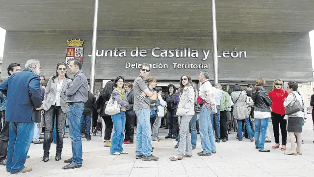 Varios empleados públicos en una concentración frente a la delegación de la Junta en Soria