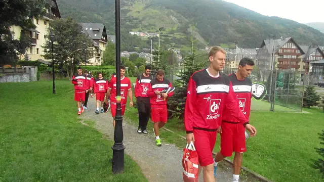 Los jugadores del CAI pasean en la localidad de Viella durante el día de ayer.