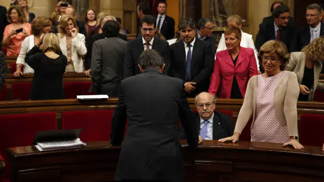 Artur Mas, de espaldas, antes de comenzar el pleno para aprobar la ley catalana de consultas