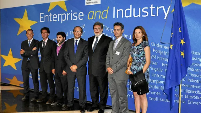 Aparicio (tercero por la derecha), en Bruselas junto al resto de representantes de Cuenca y Teruel, donde defendieron la necesidad de estos fondos