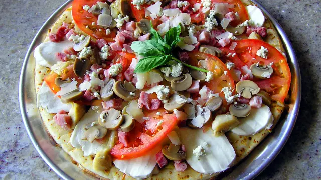 Pizza casera de tomate, queso y champiñones