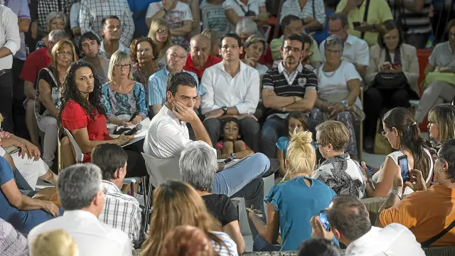 Pedro Sánchez, rodeado de algunos de los asistentes al encuentro celebrado ayer en el espacio Zaragoza Activa.
