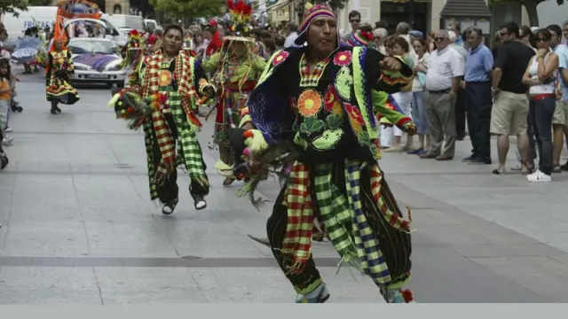 Desfile de bolivianos por las calles de Soria celebrado este verano