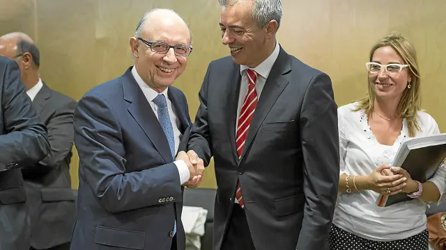 Montoro (izda.) y Campoy se saludan en el último Consejo de Política Fiscal y Financiera, en julio.