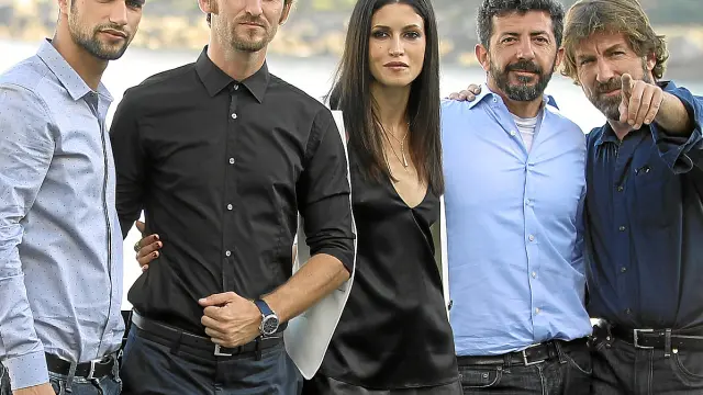Alberto Rodríguez, segundo por la derecha, con cuatro de los actores de su película.