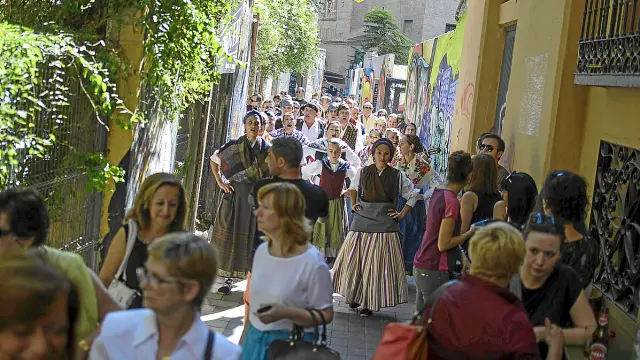 Los joteros se abrieron paso por las abarrotadas calles del Casco Histórico.