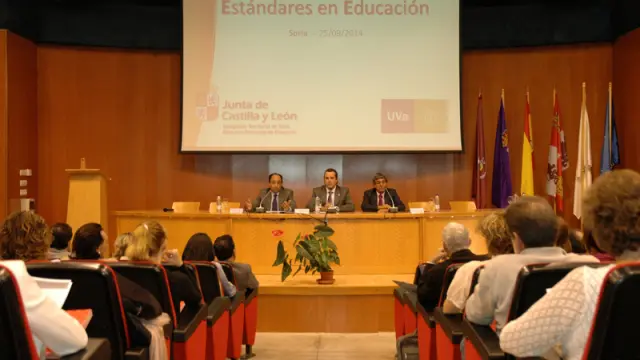 De izquierda a derecha, Manuel López Represa, delegado de la Junta en Soria, Luis Miguel Bonilla, vicerrector del Campus Duques de Soria y  Avelino Sarasúa, subdirector de Ordenación Académica