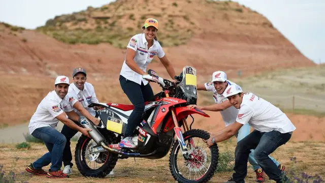 Laia Sanz posa junto a sus nuevos compañeros para el Dakar 2015