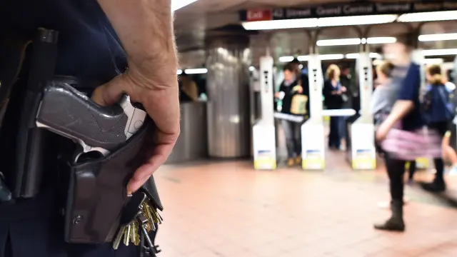 Un policía vigila en una estación de metro de Nueva York