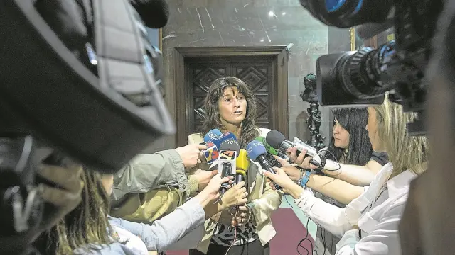 Carmen Dueso, ayer, atendiendo a los medios de comunicación en el Ayuntamiento.