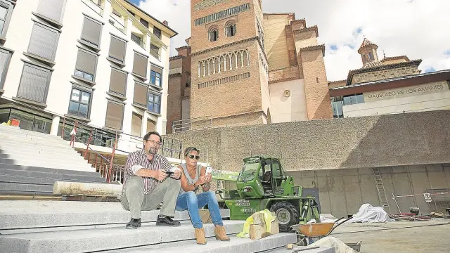 Antón Zarauz y Gloria Jiménez, creadores de la página, en la plaza Amantes, que está en obras.