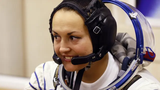 La cosmonauta rusa Serova sonríe mientras se prepara antes del lanzamiento