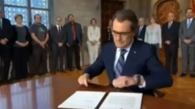 Artur Mas firma el decreto de consulta