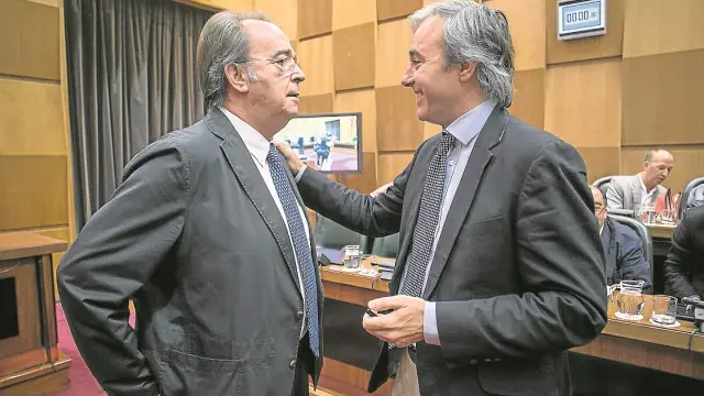 Carlos Pérez Anadón (izquierda) dialoga con el concejal popular Jorge Azcón.