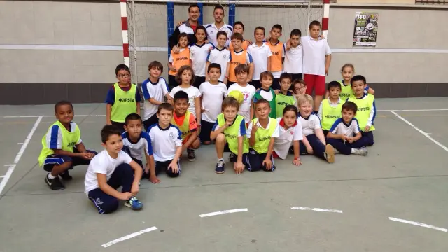 Los jugadores de D-Link Zaragoza, junto a los más pequeños.