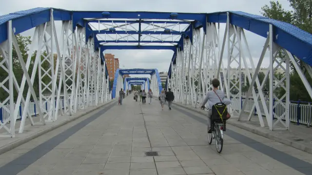Una ciclista en el puente de Hierro
