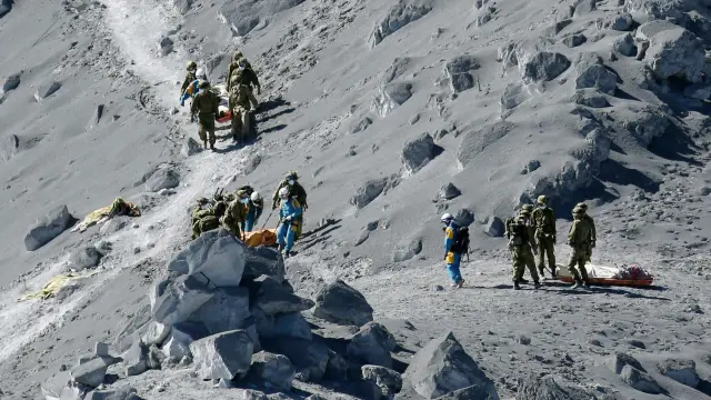 Sanitarios trasladan cuerpos sin vida de la cima del monte Ontake
