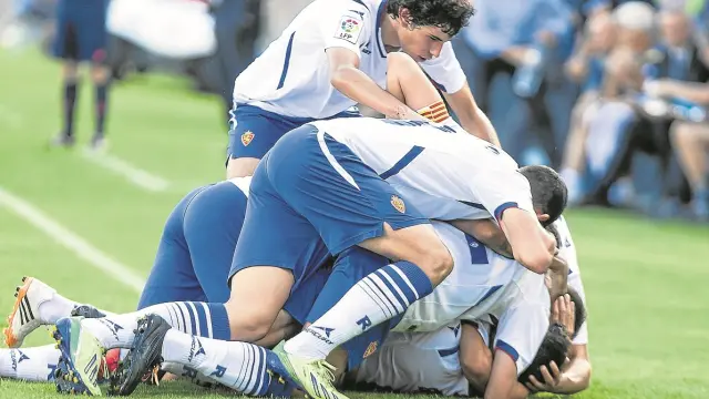 Los jugadores del Real Zaragoza celebran en piña el gol de Borja Bastón al Alavés hace dos semanas.
