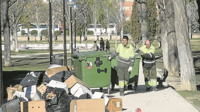 Trabajadores de la contrata de mantenimiento de los parques, en el parque del Tío Jorge tras la última Cincomarzada.