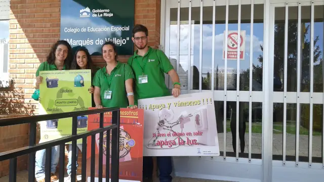 Los voluntarios delante del colegio especial 'Marqués de Vallejo' de Logroño.