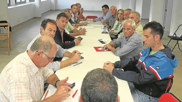 Alcaldes o concejales de la mayoría de los 23 municipios de la Cuenca del Gállego se reunieron ayer en Santa Eulalia y pidieron al Gobierno de Aragón que les dé más información.