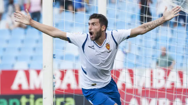Borja Bastón celebra un gol