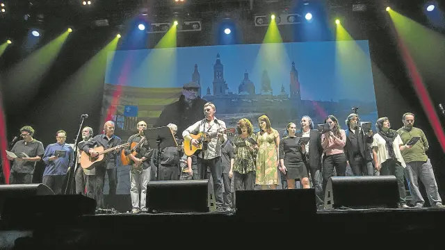 Todos los intérpretes que participaron en el concierto se subieron al escenario para cantar dos canciones junto al público.