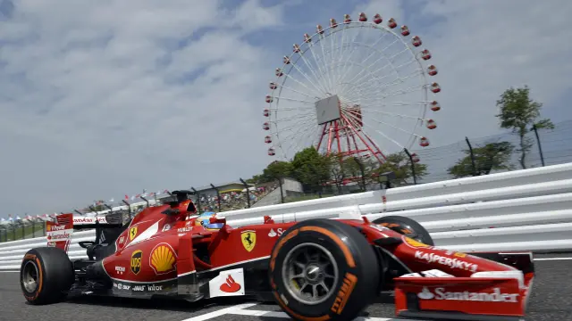Fernando Alonso rodando en el circuito de Suzuka