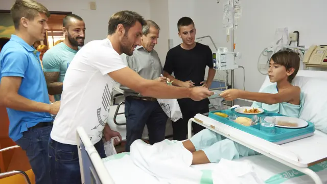 Los jugadores del Real Zaragoza, en el Hospital Infantil