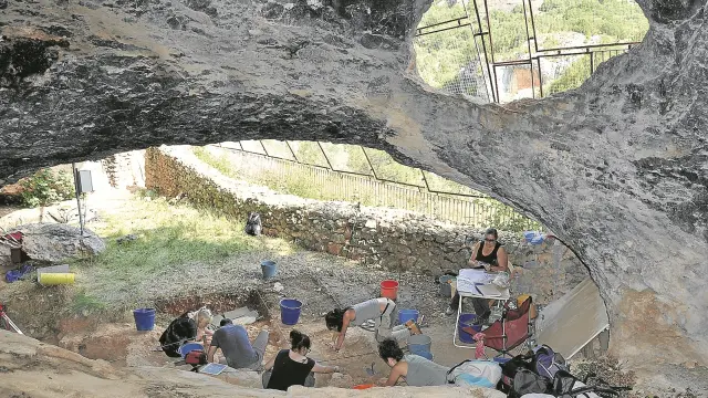 Un aspecto de las excavaciones arqueológicas realizadas a finales de septiembre en la cueva oscense de la Fuente del Trucho.
