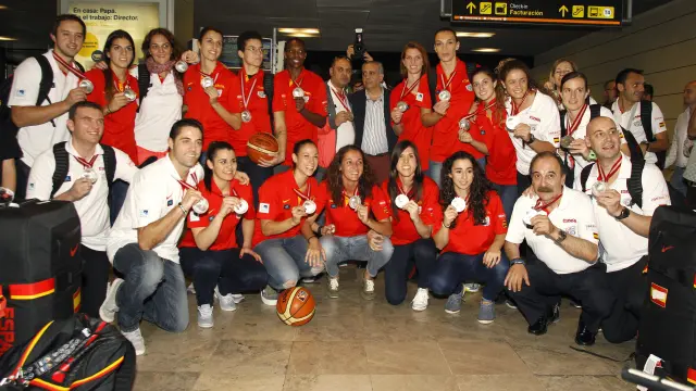 El combinado nacional de baloncesto femenino en el aeropuerto de Barajas