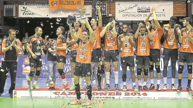 Los jugadores del CAI Teruel, ayer en Albacete, tras recibir el trofeo que les acredita como campeones de la Supercopa.