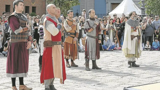 Diego de Marcilla segundo por la derecha y otros caballeros juran fidelidad al rey de Aragón.